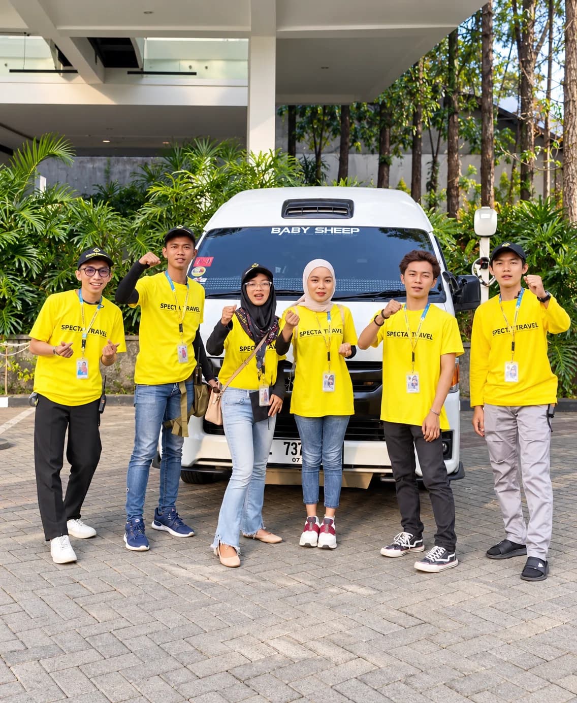 Tim Specta Tour and Travel di depan kendaraan perjalanan